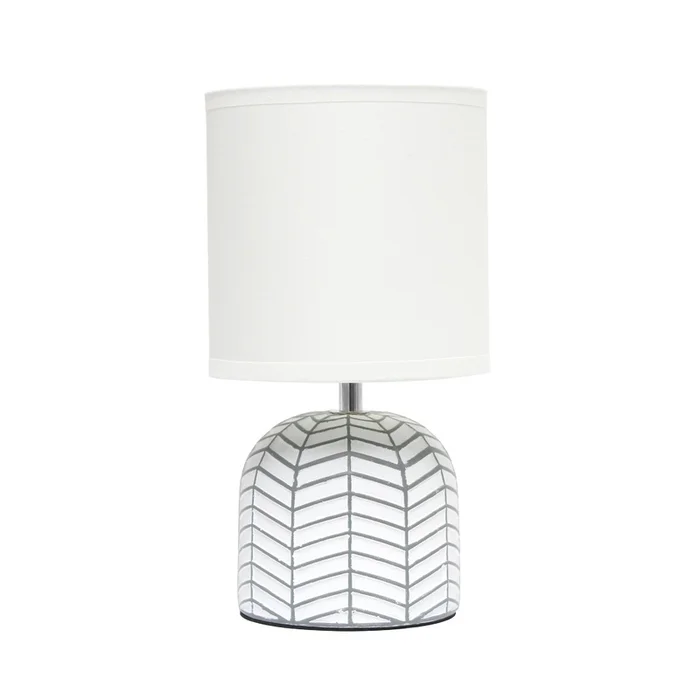 Simple Designs 10.43 Petite Contemporary Webbed Waves Base Table Lamp with White Fabric Drum Shade – White|Lampe de table contemporaine Petite de SimpleDesigns de 10,43po avec base vagues palmes et abat-jour cylindrique en tissu blanc – blanche