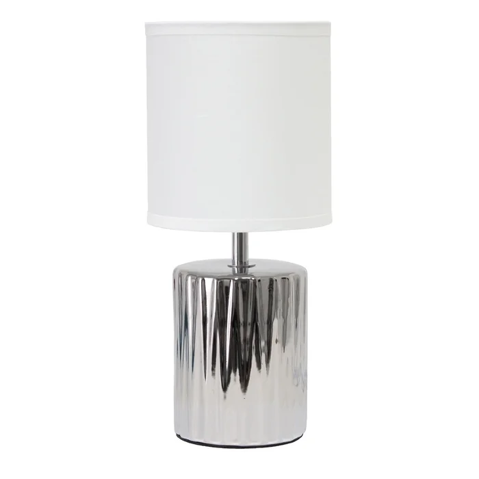 Simple Designs 11.61 Contemporary Ruffled Capsule Table Lamp with White Drum Fabric Shade – Metallic Chrome|Lampe de table contemporaine de SimpleDesigns de 11,61po avec base effet fronc et abat-jour cylindrique en tissu blanc – chrome mtallique